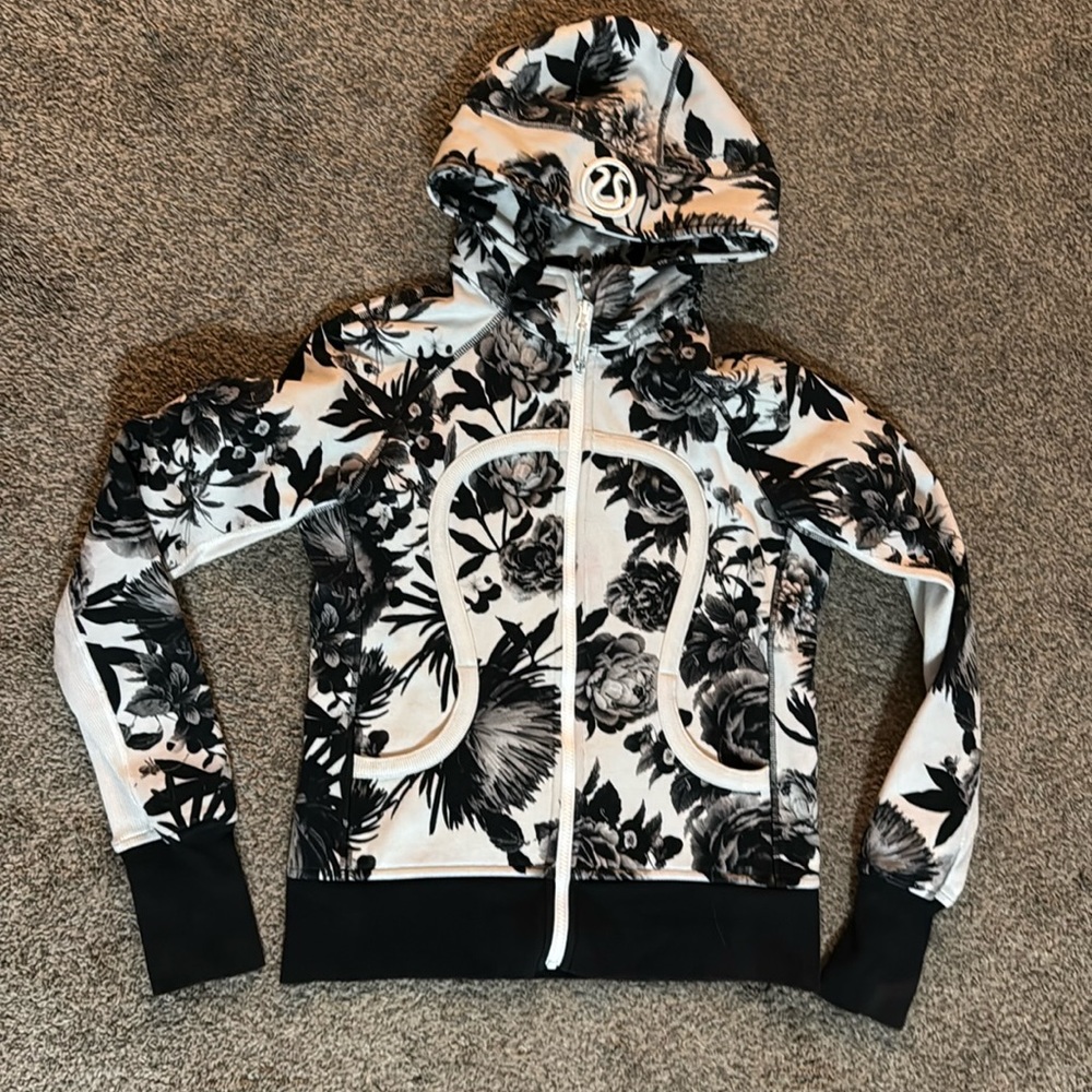 Lululemon Scuba Hoodie
Black/Grey/ White/Cream Floral pattern